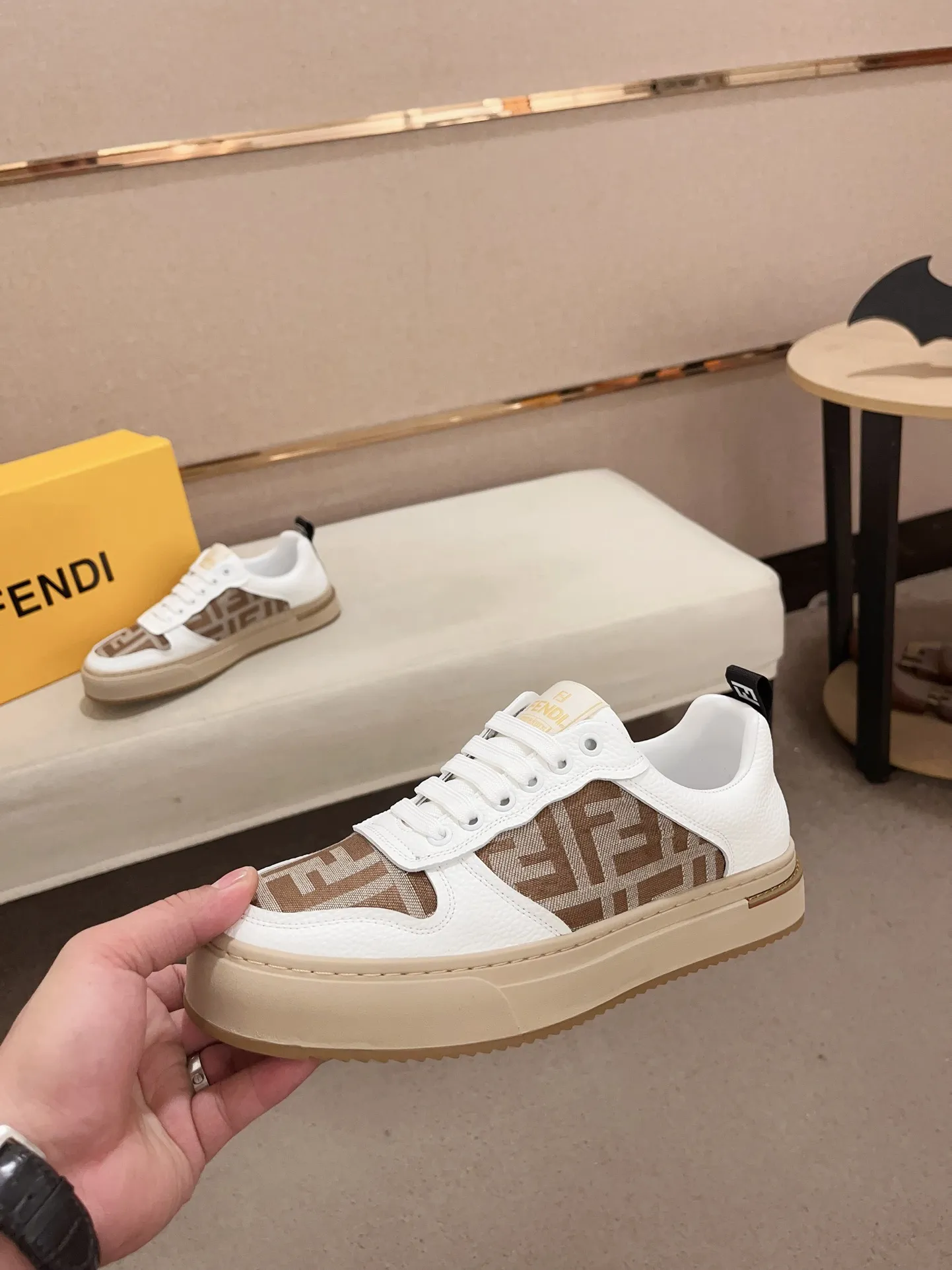 Men's shoes💰: 400💰[Fendi] Fendi's latest casual shoes for men! Available at counters simultaneously! A one-to-one replica of the original. All imported official website one-to-one cowhide fabric. The interior is made of top-grade sheepskin, and the original factory-supplied rubber outsole is used. Leading new fashion concepts. Matching code: 38-44. (can be customized for 45 non-refundable)